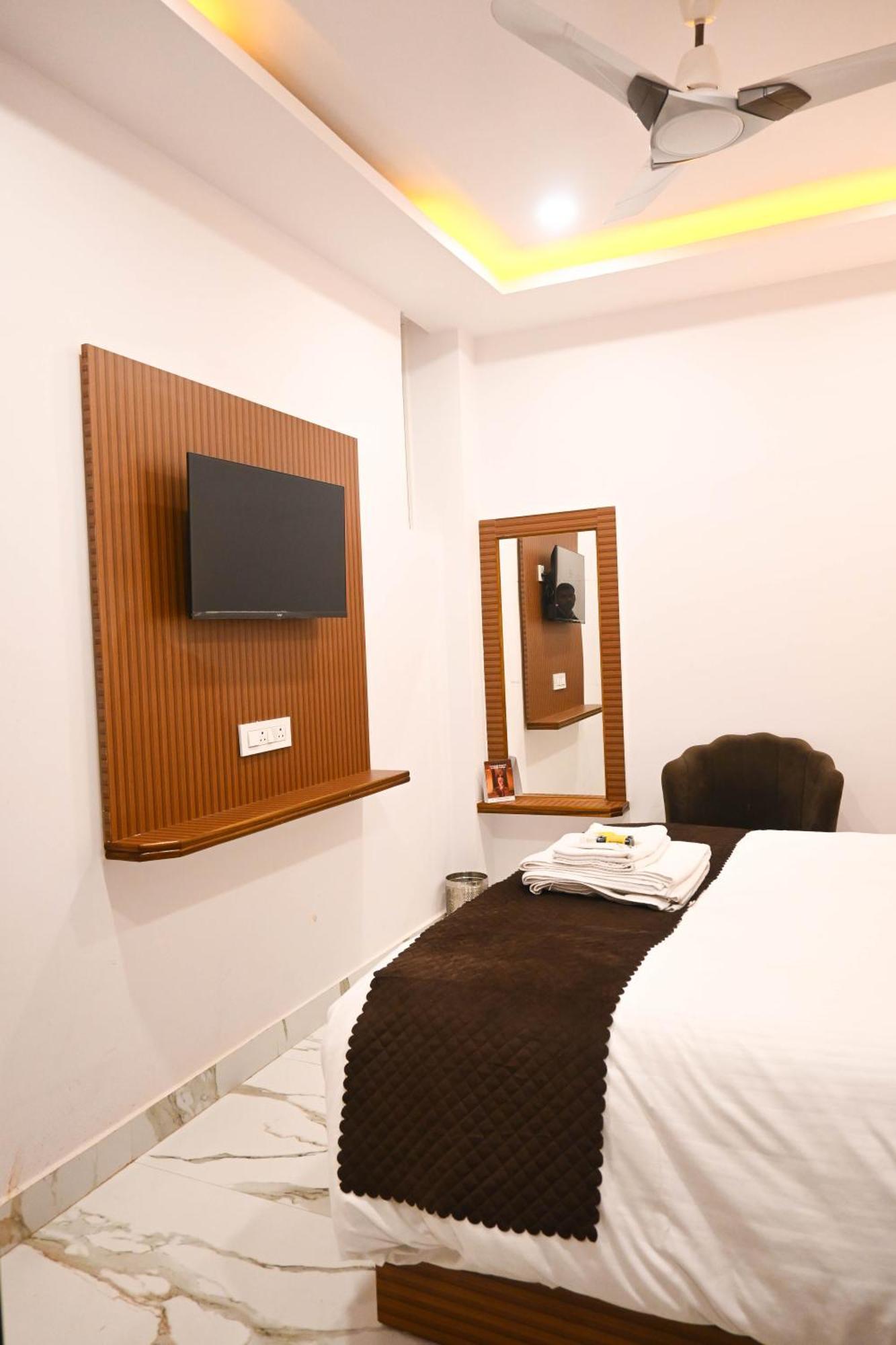 Brij Hotel *
